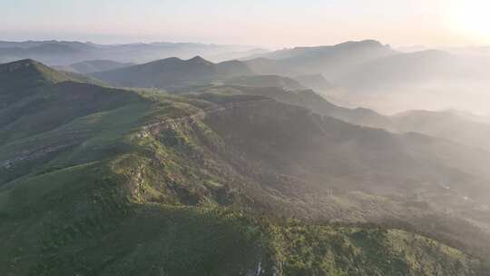 山峦叠嶂云雾缭绕仙境