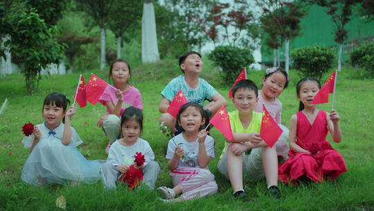 孩子们手拿国旗和鲜花拍照