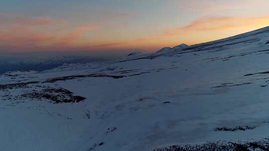 夕阳下的雪山