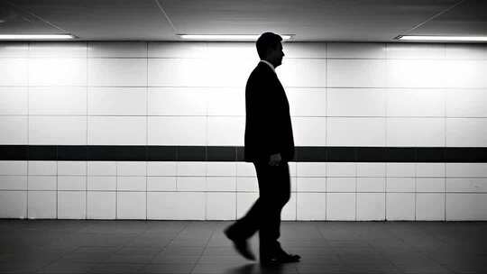 地铁站行人剪影都市生活概念视频