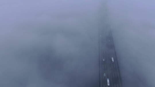 梦幻气氛云上的公路桥