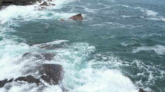 沿海海浪拍打礁石水花航拍俯拍