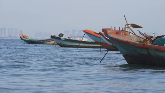 海上漂浮的渔船