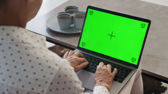 在带绿屏的笔记本电脑上打字
