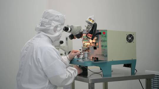 芯片制造实验室技术人员检测实验