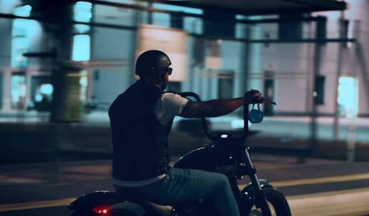 男人在城市里骑摩托车