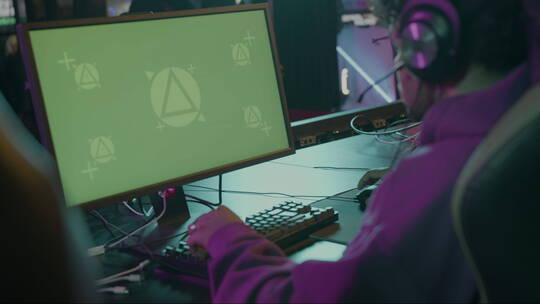 电竞玩家在绿屏电脑上玩虚拟视频游戏