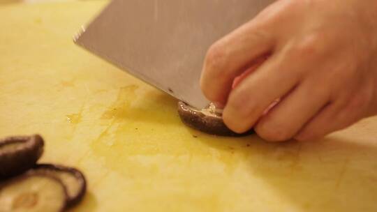 厨师切水发香菇视频素材模板下载