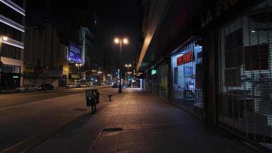 夜晚城市里空荡荡的街道