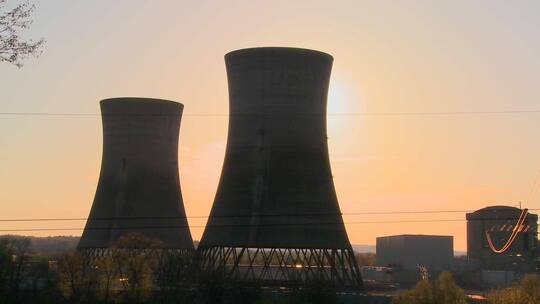 夕阳下核电站延时拍摄