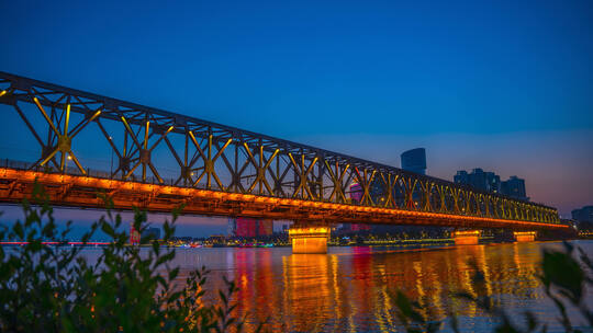 城市桥梁江面日转夜大气延时摄影