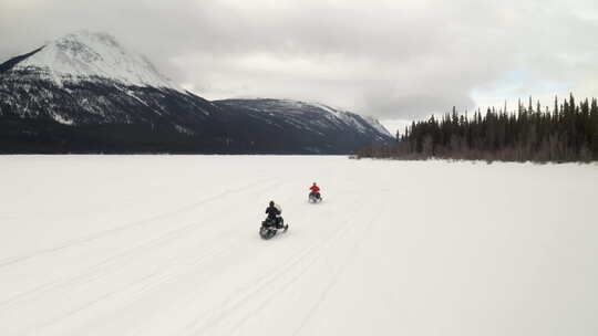 结冰的湖上骑雪地摩托