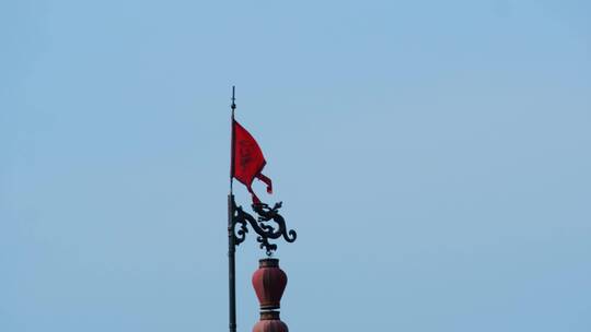 西安城墙上面旗帜随风飘动