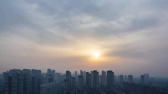 城市建筑天际线夜晚到清晨日出雾霾云雾