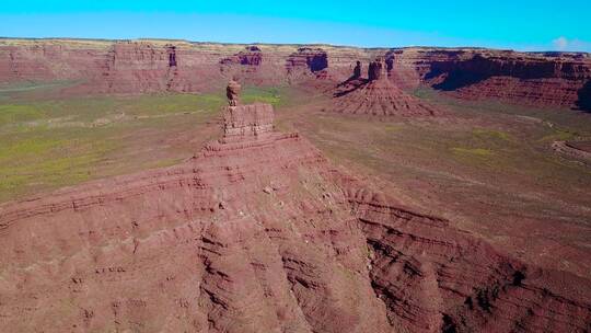 航拍犹他州纪念碑谷的山丘和岩层视频素材模板下载