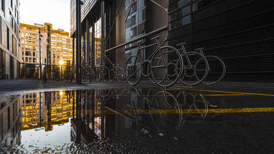 挪威奥斯陆条形码项目湿巷中的自行车架白天-低水平，延时拍摄