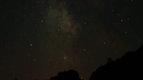 山峰上方星空延时