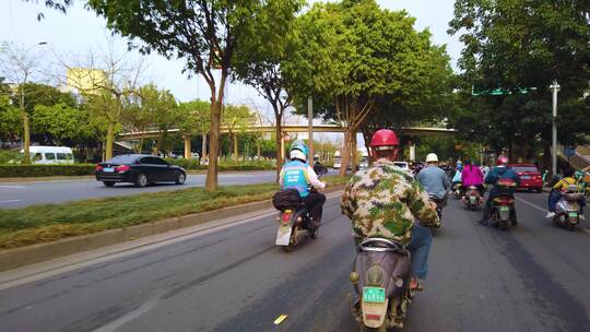 马路上骑电单车 骑行第一人称视角 街景