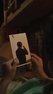 年轻人在鞋盒公寓看男朋友的照片