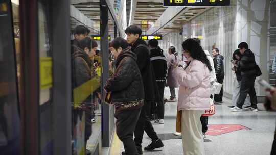 上海地铁车来往的人流