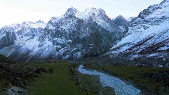 新疆天山山脉雪山山峰山脉航拍风景