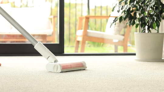 无绳吸尘器清洁地板上的地毯清洁