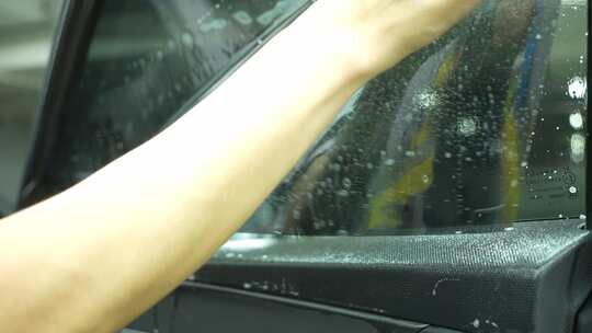 汽车美容店给汽车车窗贴膜视频素材模板下载