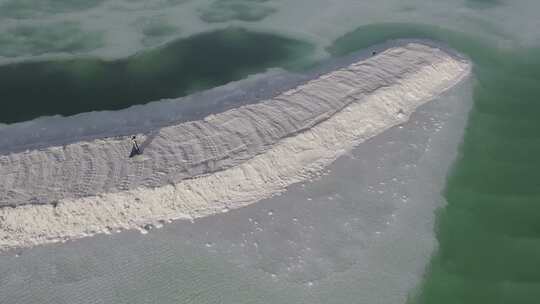 青海海西大柴旦翡翠湖碧水人物航拍视频