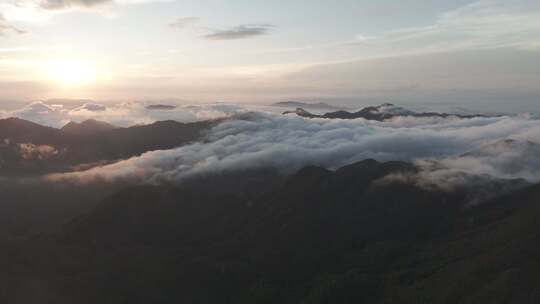 航拍大田顶大山森林云雾缭绕高山公路