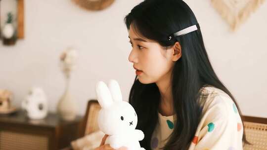 怀旧氛围中的孤独与思念