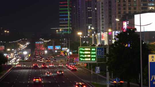 夜晚城市道路车来车往实拍