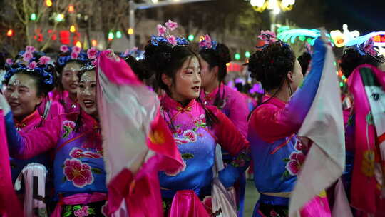 夜间街头传统服饰舞蹈表演元宵节社会