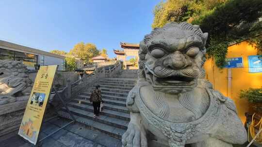 跟拍一位老人正爬上南京鸡鸣寺的楼梯