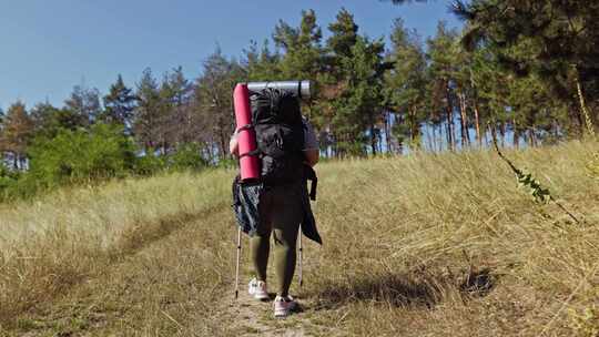 背着背包慢动作徒步旅行的超重女人证明冒险