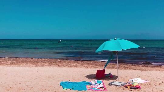 海边蓝色沙滩伞视频素材模板下载