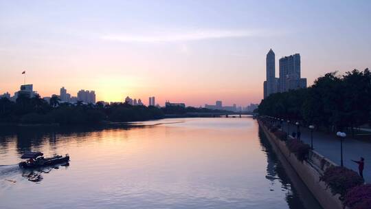 日落黄昏一艘游船行驶在广州珠江上