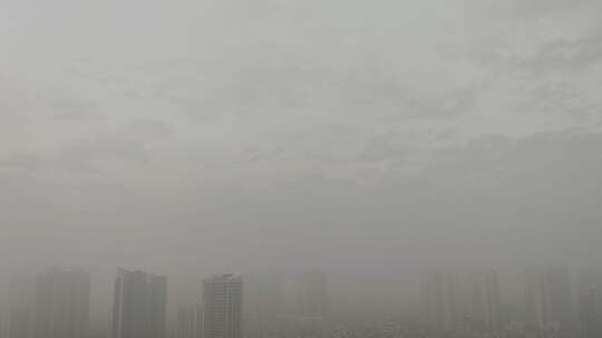 城市浓雾清晨