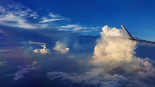 飞机舷窗看蓝天下的云朵变幻
