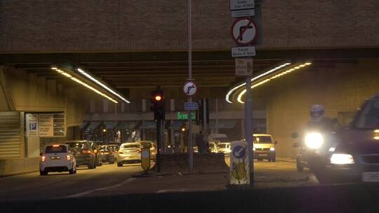 夜晚公路隧道上的交通视频素材模板下载