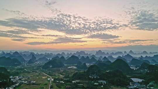 夕阳下的乡村与群山远景