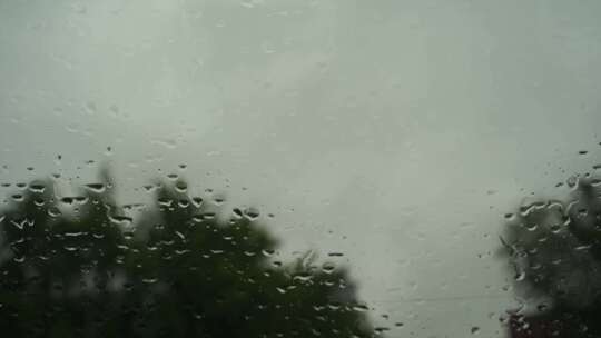 下雨天窗户外风景雨滴滴落在窗户雨水车窗外