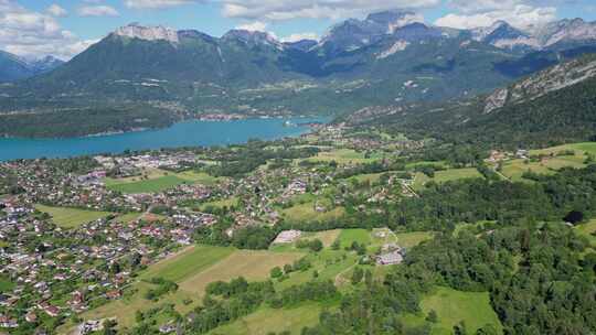 安纳西湖山脉和法国阿尔卑斯山的村庄-空中全景背景