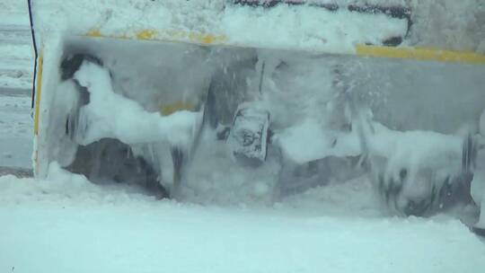 扫雪机在清理由积雪的街道视频素材模板下载