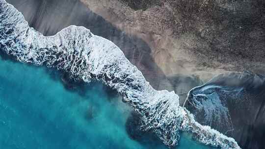 沙滩和海浪冲击俯瞰视角的