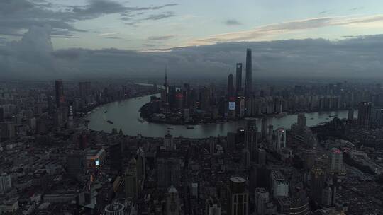 暴雨前的上海
