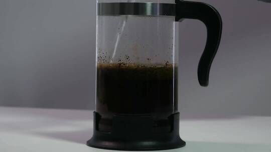 将咖啡壶装满水