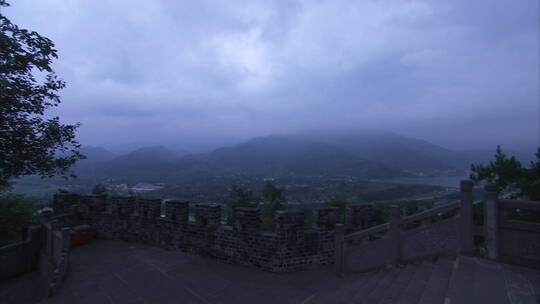 旅游景区 都江堰李冰像 从下摇到马头 远景