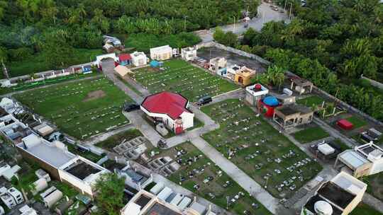 一个古雅的小天主教墓地，位于菲律宾的一个