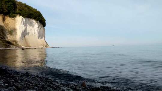 洛基海岸上的海浪