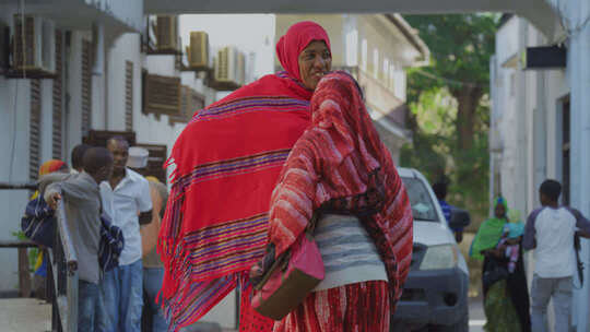 非洲坦桑尼亚街头行走的两位女性